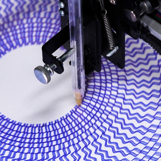 Guilloché Cannelé Blue · plotter en action