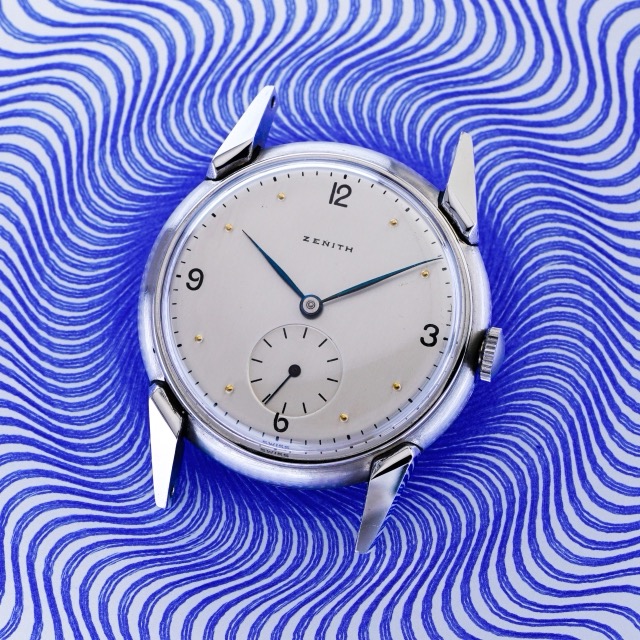 Zenith vintage sur fond ondulé bleu tracé à la machine
