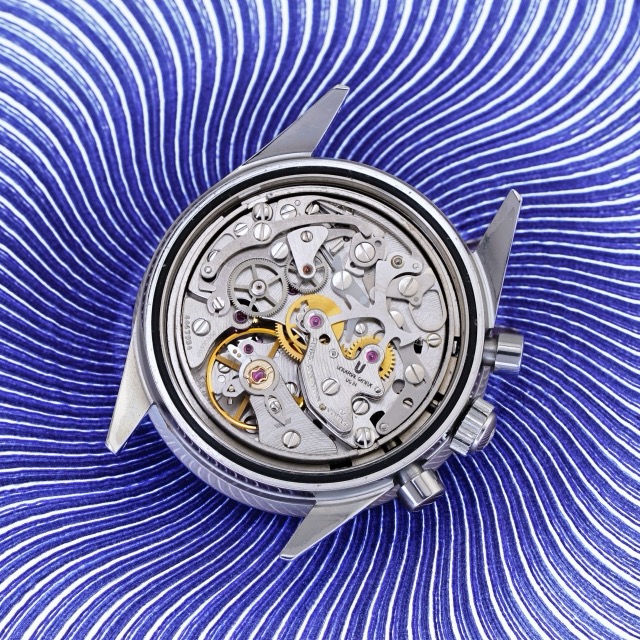 Mouvement de chronographe sur fond radial bleu tracé à la machine