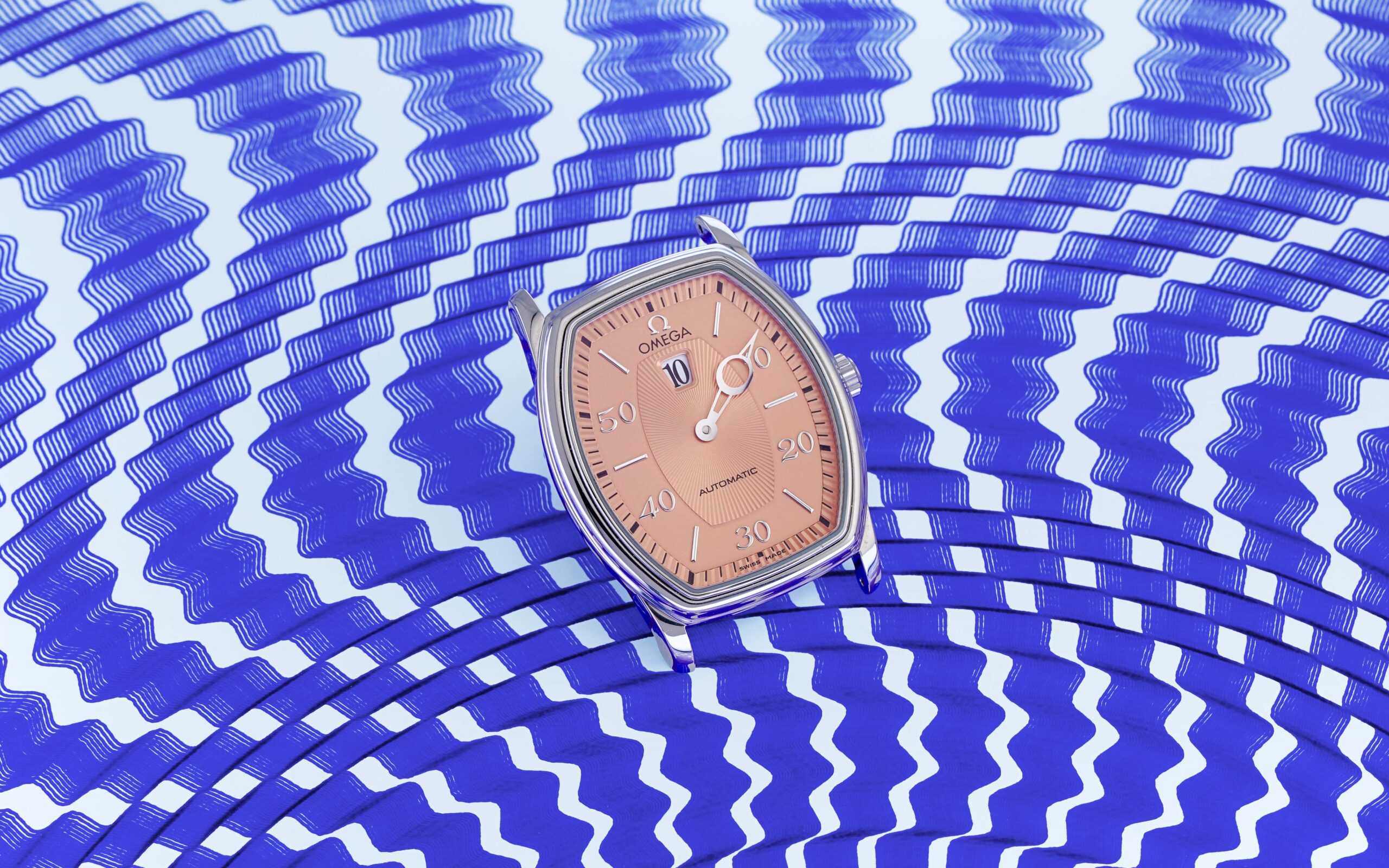 Omega saumon sur fond zigzag radial bleu tracé à la machine