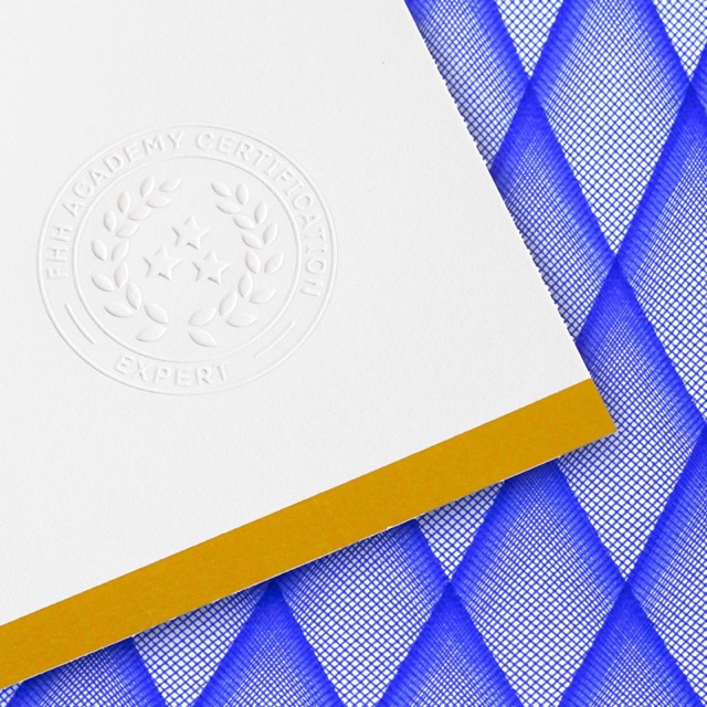 Carte de certification FHH sur fond flinqué