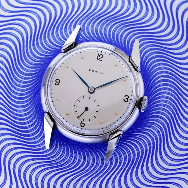 Zenith vintage sur fond ondulé
