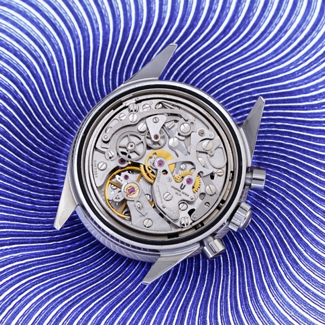 Mouvement de chronographe sur fond rayonnant