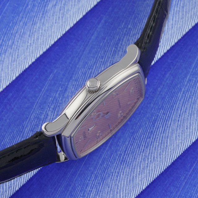 Omega Jumping Hours · le cadran sur fond tissé