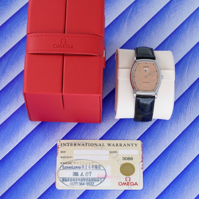 Omega Jumping Hours · le profil sur fond rayé