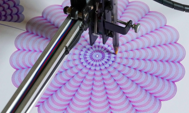 La machine à dessiner et son stylo, en plein tracé
